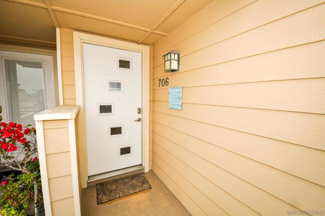 706 Ocean Ln, Imperial Beach CA: https://media.crmls.org/mediaz/c5c87ccb-38fb-45ea-b02a-15b69fa0c2dc.jpg