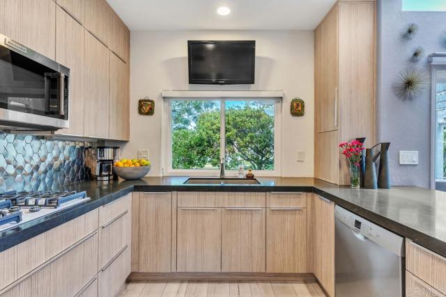 4125 PINDAR Way, Oceanside CA: https://media.crmls.org/mediaz/c5c8d1d4-dfa7-4f52-88f3-68e8301d2b02.jpg