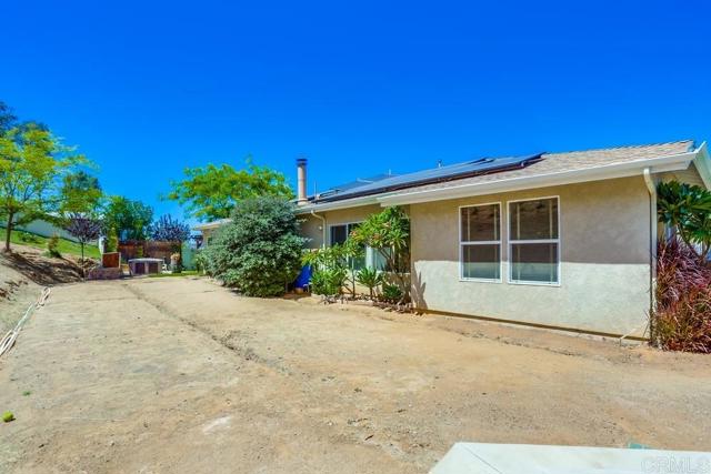 11541 Westhill, Lakeside CA: https://media.crmls.org/mediaz/c5c951ac-0c1c-4c69-81ee-eb66a5fea37f.jpg