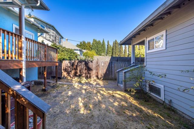 835 Apgar St, Oakland CA: https://media.crmls.org/mediaz/c5caefbb-a25a-437d-b768-8a3cc458b858.jpg