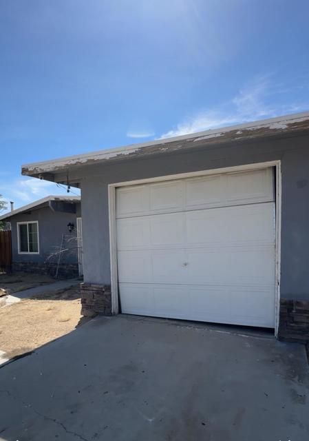 6062 Daisy Avenue, 29 Palms CA: https://media.crmls.org/mediaz/c5cbda7c-41ec-4423-a6ca-16eeb4175b9b.jpg