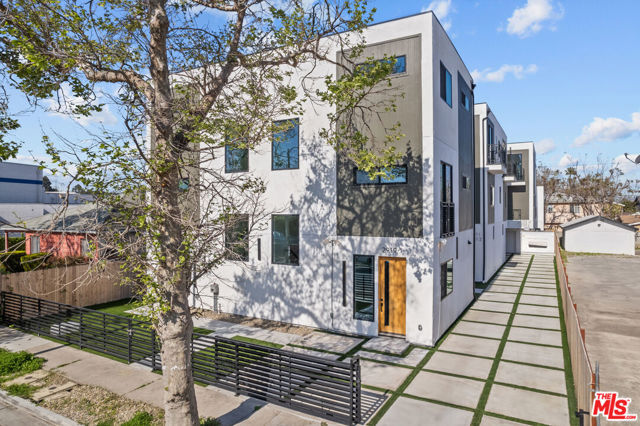 2919 Burnside Avenue, Los Angeles CA: https://media.crmls.org/mediaz/c5cd2900-4081-4f07-920f-1f128362068b.jpg