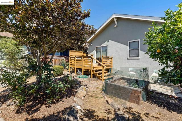 393 43Rd St, Oakland CA: https://media.crmls.org/mediaz/c5cd5cae-cf88-40d6-ad22-2e6b65cd7277.jpg