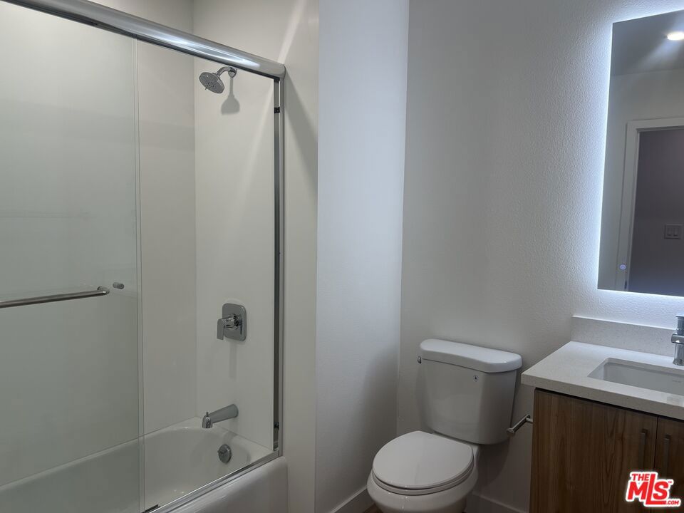 https://media.crmls.org/mediaz/c5ce3d24-9dd1-4cf3-af9d-c3c7e1bfca8e.jpg?preset=X-Large