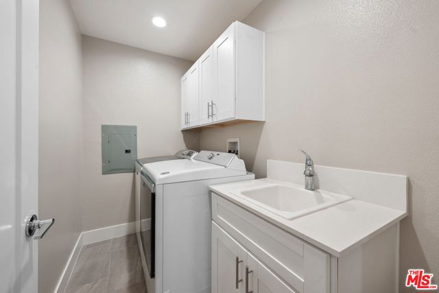 4372 Paxton Place, Calabasas CA: https://media.crmls.org/mediaz/c5d15cca-13f8-497d-b1c5-8735bf33d2fd.jpg