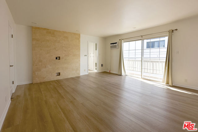 1144 10th Street, Santa Monica CA: https://media.crmls.org/mediaz/c5d16203-1dd2-431a-a267-b7f0d6723747.jpg