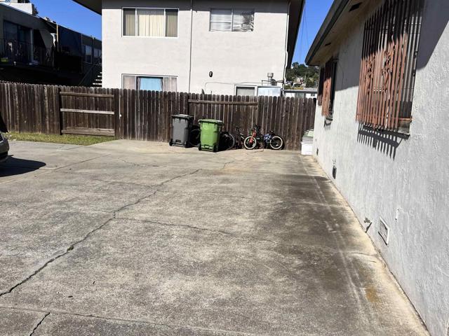 2119 94Th Ave, Oakland CA: https://media.crmls.org/mediaz/c5d1f518-0ac9-4680-81c4-3a9d981e8c43.jpg