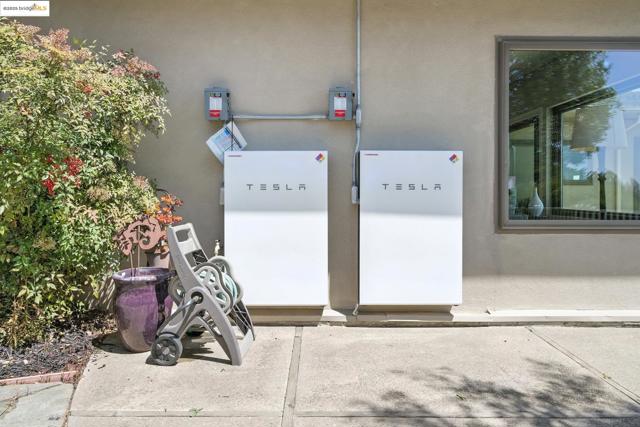 25 Holyrood Manor, Oakland CA: https://media.crmls.org/mediaz/c5d2d9ca-e8b9-4342-af3a-8c419a9aaa26.jpg