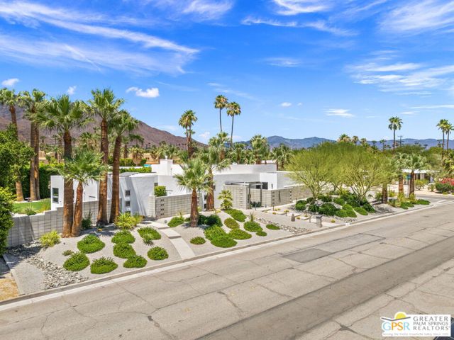 1449 N Via Miraleste, Palm Springs CA: https://media.crmls.org/mediaz/c5d3b890-0ca2-422c-8063-7455f9d9531f.jpg