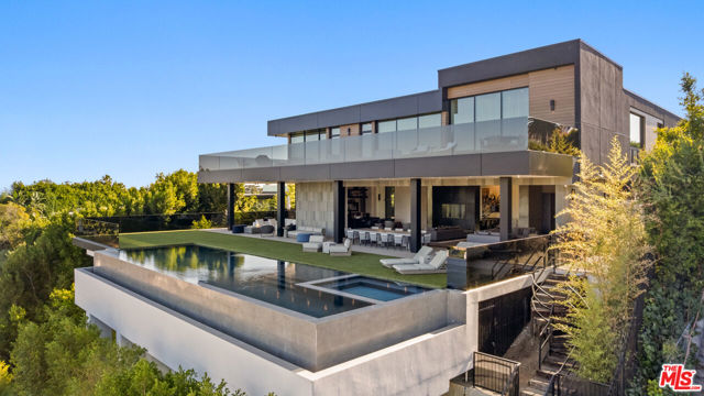 1140 Summit Drive, Beverly Hills CA: https://media.crmls.org/mediaz/c5d3c3b4-3e1b-4e50-80a9-c4d3bb32a134.jpg