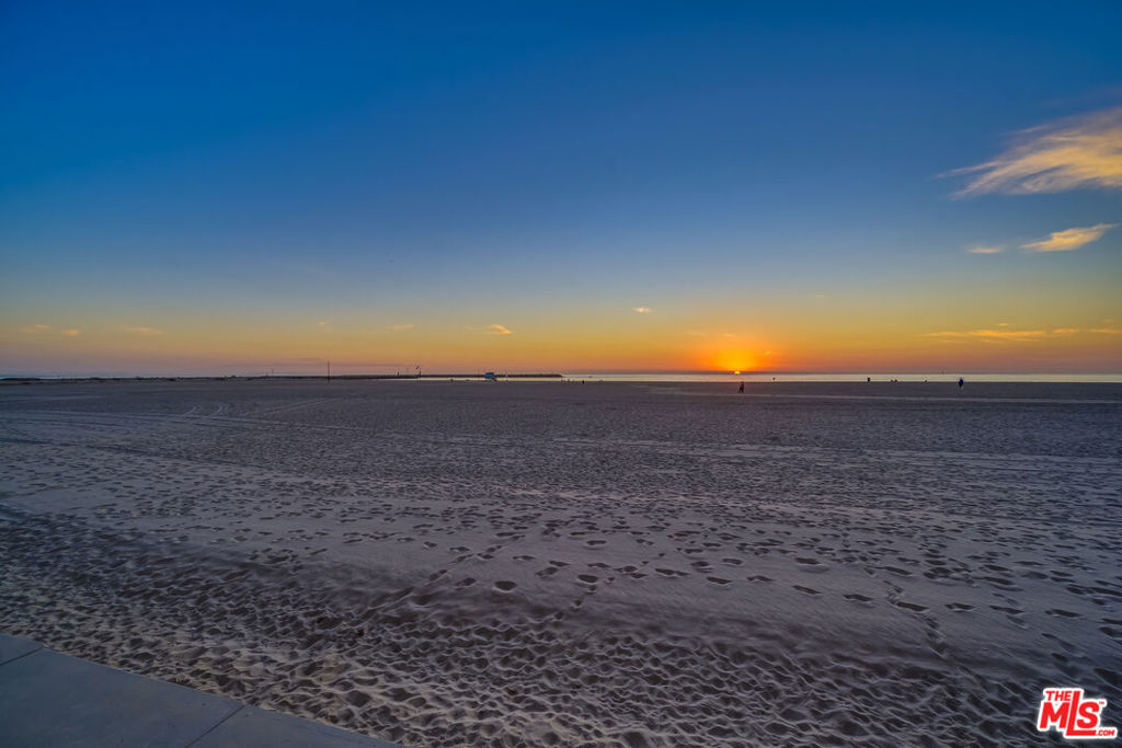 https://media.crmls.org/mediaz/c5d3eeca-6c32-414c-83ac-91f9ed57651c.jpg?preset=X-Large