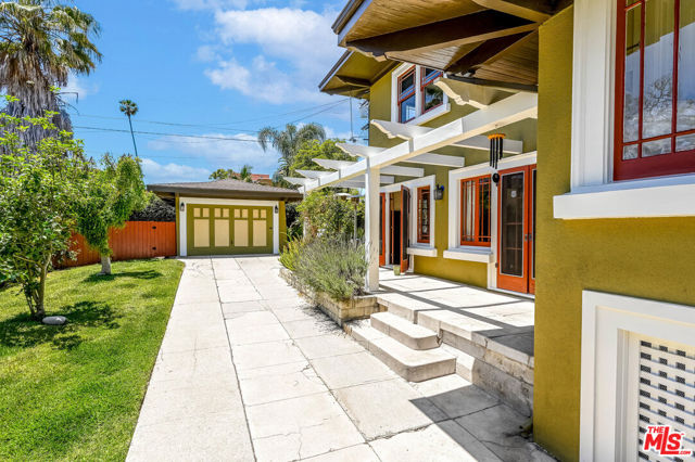 5301 Brynhurst Avenue, Los Angeles CA: https://media.crmls.org/mediaz/c5d4548e-0a2d-4401-a290-7ef475aed302.jpg