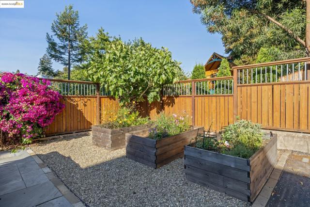 700 Longridge Rd, Oakland CA: https://media.crmls.org/mediaz/c5d7e275-20de-4dfa-b83c-d1b6f47d2740.jpg