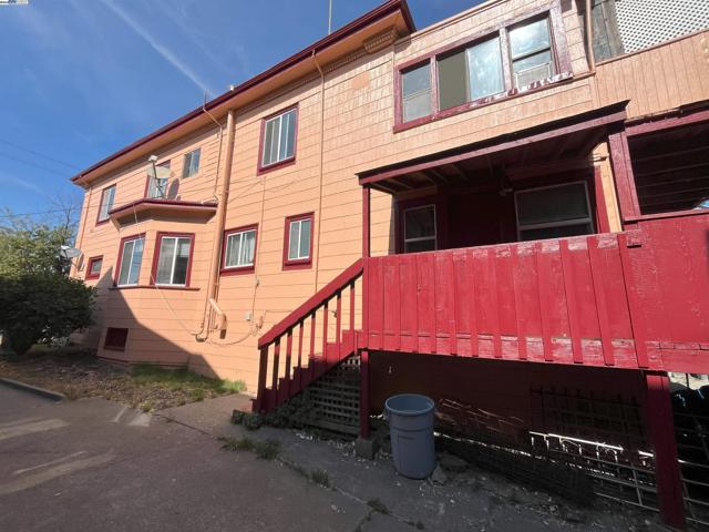2324 9Th Ave, Oakland CA: https://media.crmls.org/mediaz/c5da07f3-e9f0-4f3f-9792-c6eac059196e.jpg