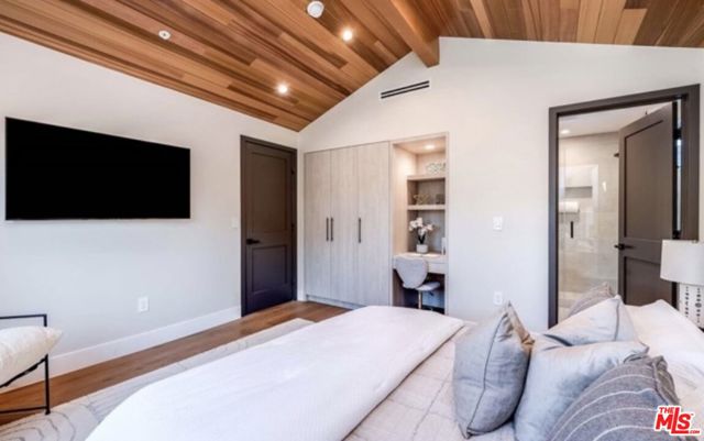 622 N La Jolla Avenue, Los Angeles CA: https://media.crmls.org/mediaz/c5da43af-59fc-40a3-9b72-60cf8e6155d9.jpg
