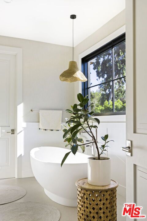 6310 Mirror Lake Drive, Los Angeles CA: https://media.crmls.org/mediaz/c5daefa2-5e8e-4c00-a4e4-b0284b6e1149.jpg