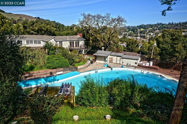 50 Brookwood Rd, Orinda CA: https://media.crmls.org/mediaz/c5dbe7db-aa63-47df-86d3-2548c554be24.jpg