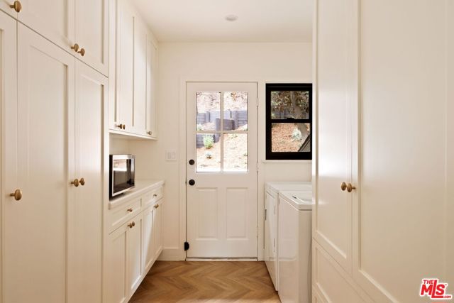 3476 Mandeville Canyon Road, Los Angeles CA: https://media.crmls.org/mediaz/c5dd7082-3b82-4077-8cad-f37c4d9b9b5c.jpg