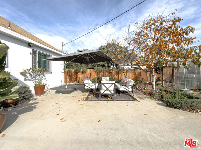 1026 Westchester Place, Los Angeles CA: https://media.crmls.org/mediaz/c5ddf1f0-10cf-4220-bb03-f3cc2e182b2c.jpg