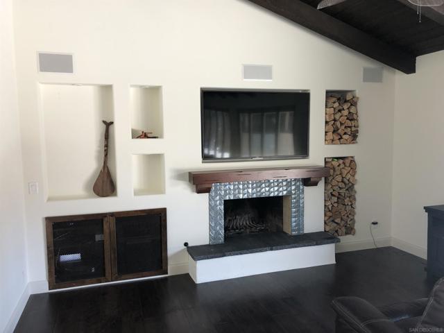 1153 Crest Dr, Encinitas CA: https://media.crmls.org/mediaz/c5deeba8-46f9-4f34-8c5b-9400566dfcea.jpg