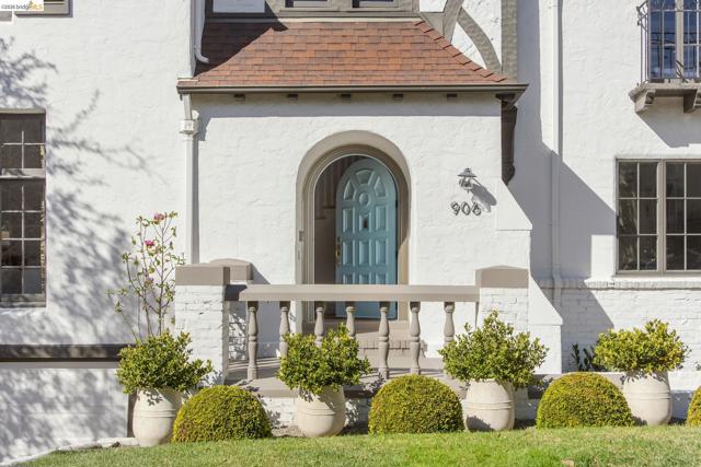 Image 2 of 60 For 906 Paramount Rd