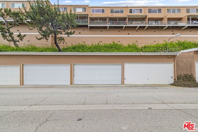 4553 Don Ricardo Drive, Los Angeles CA: https://media.crmls.org/mediaz/c5e04057-58c0-4a25-ae8a-30e295bc346d.jpg