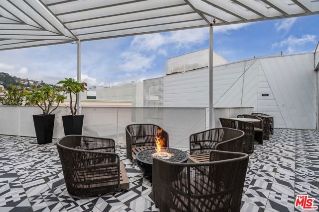 1030 N Kings Road, West Hollywood CA: https://media.crmls.org/mediaz/c5e0aaf1-3e61-4fcf-ae57-cd13e8e581dd.jpg