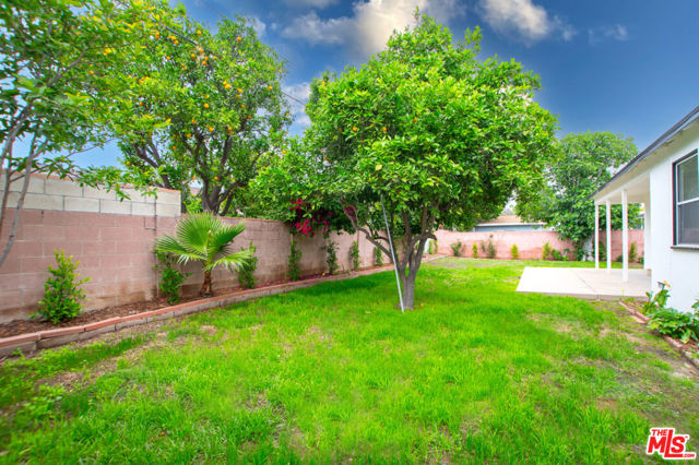 17209 Stagg Street, Van Nuys CA: https://media.crmls.org/mediaz/c5e18fce-75a2-463c-a3a3-8991c5943ac3.jpg