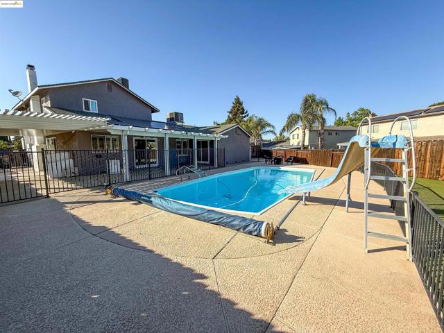 166 Norman Ct, Tracy CA: https://media.crmls.org/mediaz/c5e1b481-1a38-499b-b688-2304770c6514.jpg