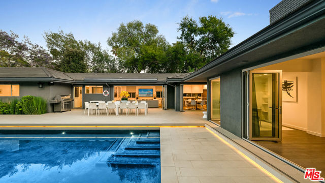 602 N Whittier Drive, Beverly Hills CA: https://media.crmls.org/mediaz/c5e28ffc-592f-47f2-a9ad-bf54e9f0071f.jpg