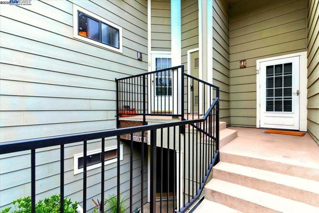 2437 Sebastopol Ln, Hayward CA: https://media.crmls.org/mediaz/c5e2a64d-f9b6-4eee-9a06-095f62f9943f.jpg