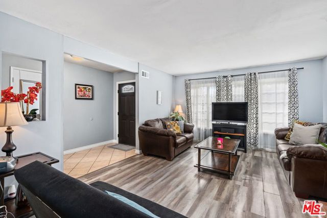 20205 Parthenia Street photo 8
