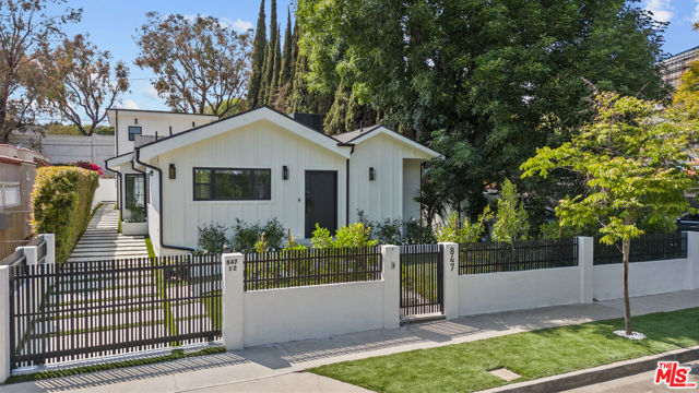 847 Huntley Drive, West Hollywood CA: https://media.crmls.org/mediaz/c5e5c96d-e318-4a47-8d7e-674f902ab64a.jpg