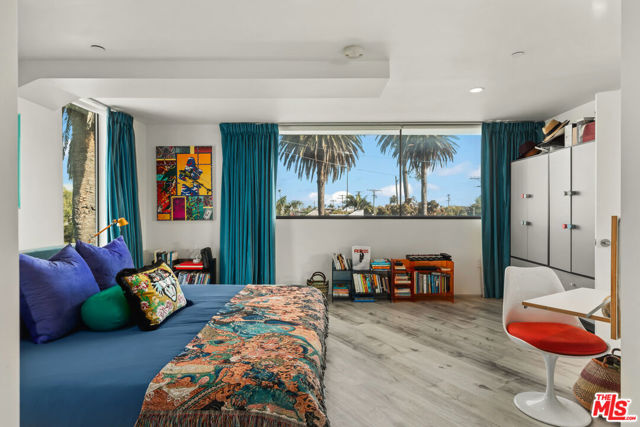 407 Rialto Avenue, Venice CA: https://media.crmls.org/mediaz/c5e705c5-e711-4b2f-bcad-a791731525cb.jpg