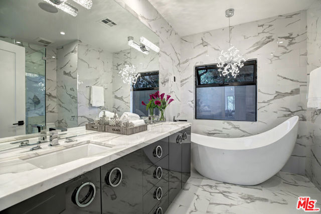 3712 Berry Drive, Studio City CA: https://media.crmls.org/mediaz/c5e84484-6ca2-4b15-ad2d-fe986dd86c73.jpg