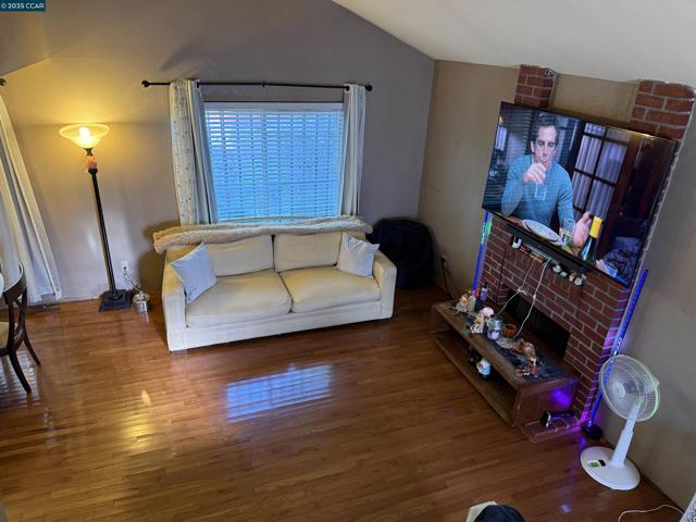 278 6th St, Richmond CA: https://media.crmls.org/mediaz/c5ea06bc-6802-4ae3-a946-f8c73d83245c.jpg