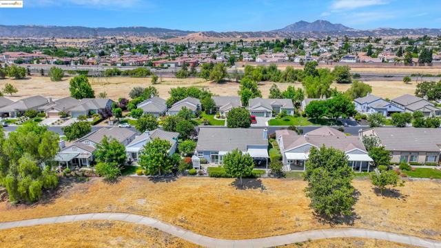 540 Central Park Pl, Brentwood CA: https://media.crmls.org/mediaz/c5ea7f64-2efa-4e77-b8fa-147b0bc89792.jpg