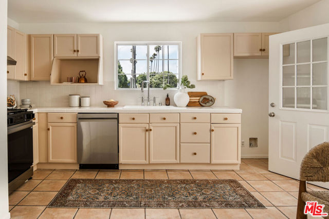 2300 Pisani Place, Venice CA: https://media.crmls.org/mediaz/c5ea84cf-5c9a-4572-a03f-d9c1af0365b8.jpg