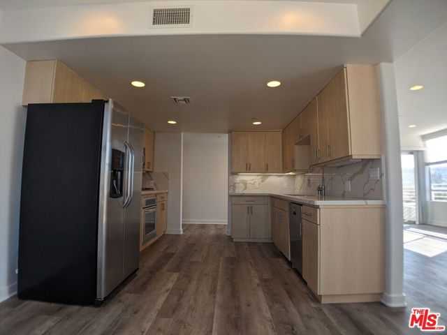 5143 White Oak Avenue, Encino CA: https://media.crmls.org/mediaz/c5eaf639-ee4c-4587-83f5-60ac36bf9158.jpg