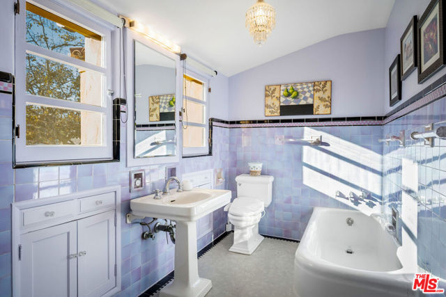 500 N Las Palmas Avenue, Los Angeles CA: https://media.crmls.org/mediaz/c5ec1065-2e0c-482f-bd8a-1413da3d8fef.jpg