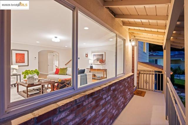 21 Maggiora Ct, Oakland CA: https://media.crmls.org/mediaz/c5edea64-d7d8-44e3-94d6-48f9353a9364.jpg