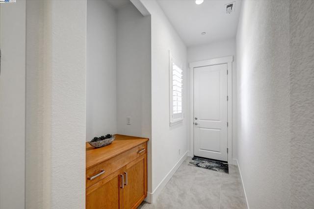 4072 Whitney Vista Ln, Rocklin CA: https://media.crmls.org/mediaz/c5ee17c6-a016-404d-901e-d855209e741f.jpg