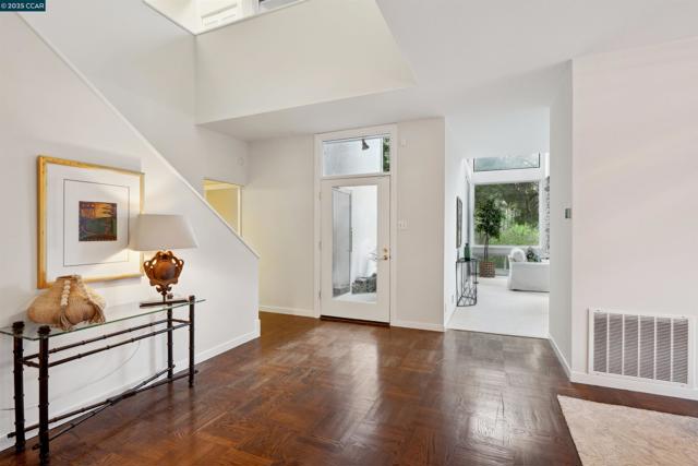 35 Tiger Tail Court, Orinda CA: https://media.crmls.org/mediaz/c5ef28de-42ec-4000-aa2d-f08b31c8f2cc.jpg