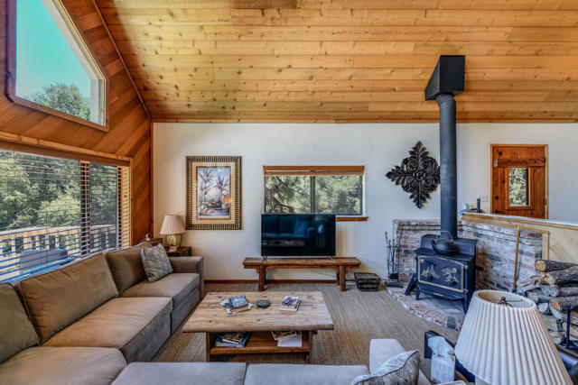 24873 Ponderosa Drive, Idyllwild CA: https://media.crmls.org/mediaz/c5efe4ec-1bea-4212-aad5-9a1f3511ca97.jpg
