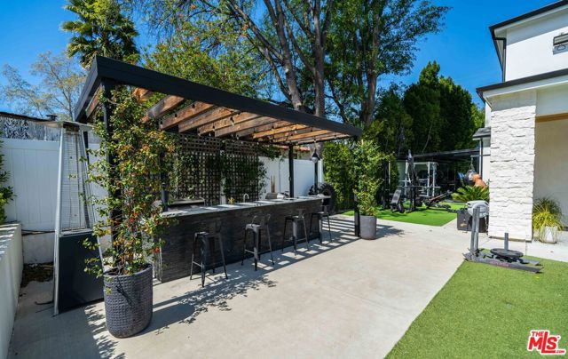18938 Wells Drive, Tarzana CA: https://media.crmls.org/mediaz/c5f07917-1351-4b08-a850-35977970e246.jpg
