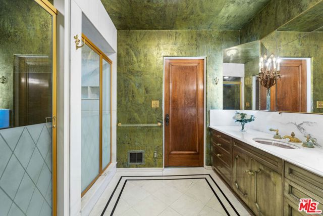 191 S Hudson Avenue, Los Angeles CA: https://media.crmls.org/mediaz/c5f0a5e9-cda5-4b5e-b941-404863023a67.jpg