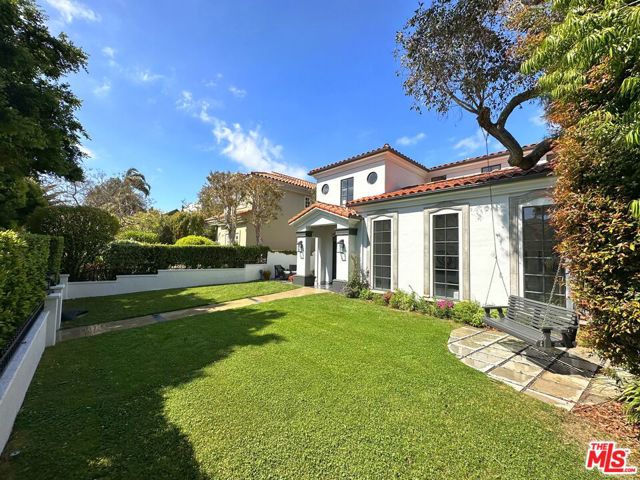723 10th Street, Santa Monica CA: https://media.crmls.org/mediaz/c5f24086-9eee-4f7a-ab04-cdb30b5150e4.jpg
