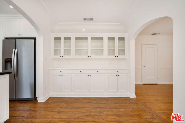 135 N Orange Drive, Los Angeles CA: https://media.crmls.org/mediaz/c5f2ac7e-628b-4171-abb5-fe840e27c0e7.jpg