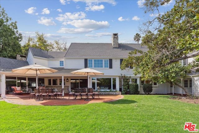 814 Foothill Road, Beverly Hills CA: https://media.crmls.org/mediaz/c5f4058e-a83e-4e35-816b-17b68a4e3f61.jpg
