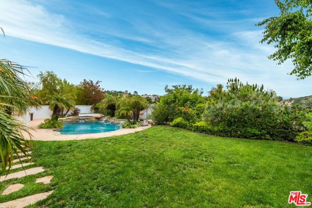 4110 Prado De Los Zorros, Calabasas CA: https://media.crmls.org/mediaz/c5f4775c-2049-4b2e-b170-aeefdb2e13ec.jpg